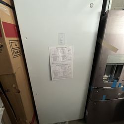 Freezer Upright GE 21. 3 Cu Ft In White