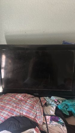 TOSHIBA FLAT SCREEN TV