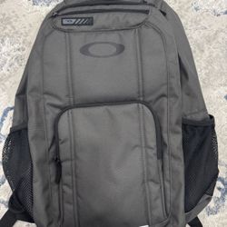 Oakley Backpack Multi Pocket Laptop Compartment Mens Book Bag. Gray.
