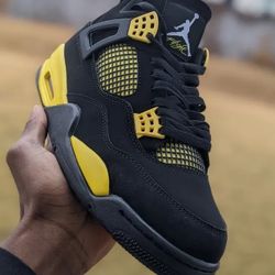 Jordan 4 Retro Thunders Size 10