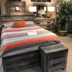 Wynnlow Gray Panel Bedroom Set (Queen and King Bed Frame)