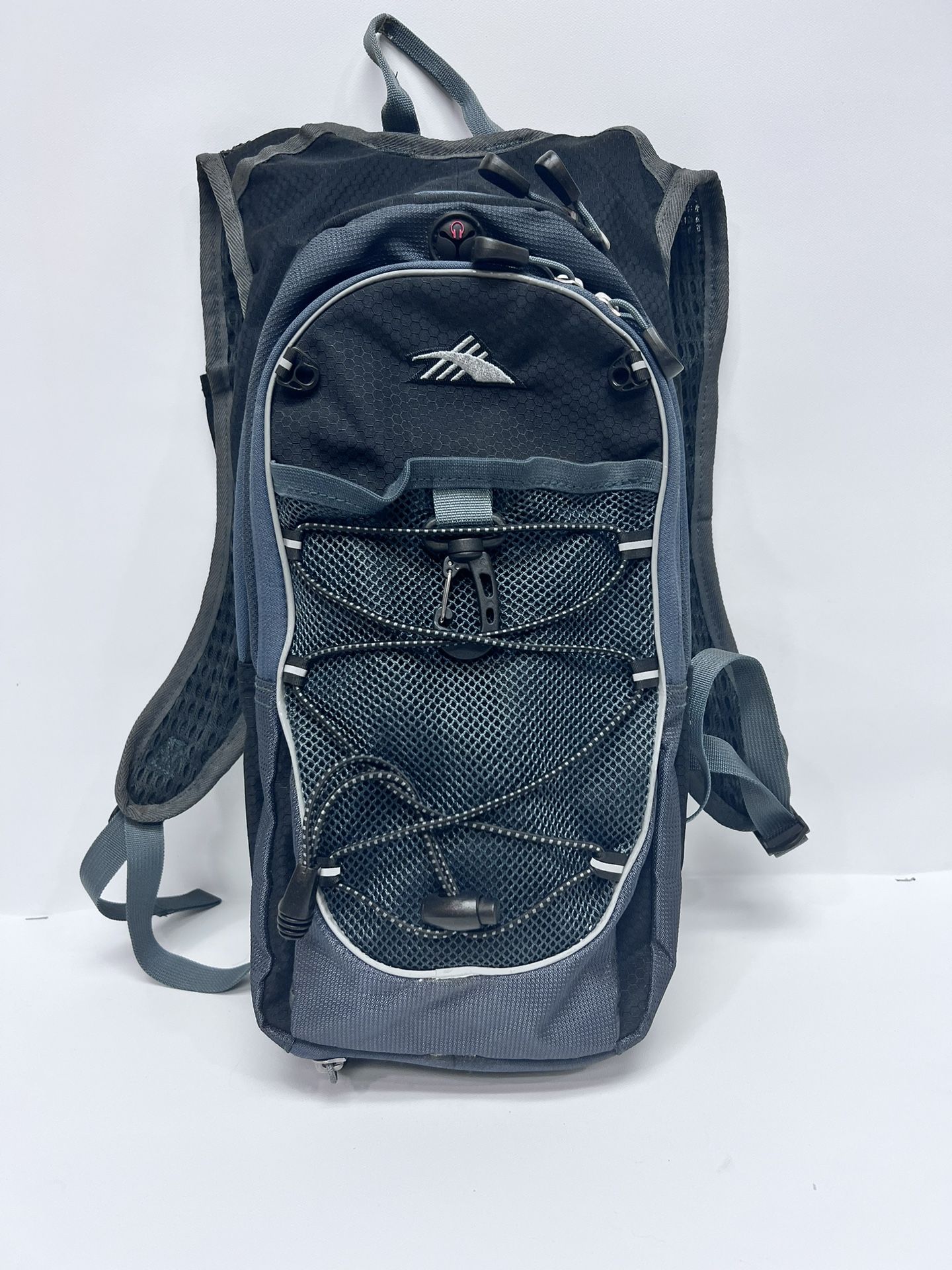 The High Sierra Camelback backpack is equipped with a removable 2-liter water storage tank.