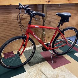 Trek Verve 2   Hybrid  28” Red Bike 