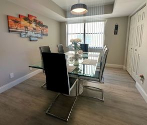 Modern Glass Dining Table with 6 Chairs / Mesa de Comedor de Vidrio Grueso con 6 Sillas