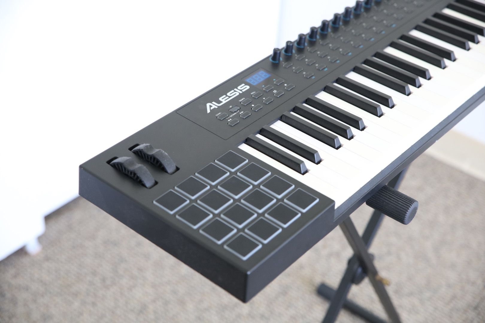 Alesis VI61 MIDI Keyboard + Pedal