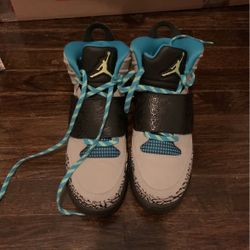 I sell these Jordan tennis shoes are in good condition used once for 1 hour they are number 7 youth