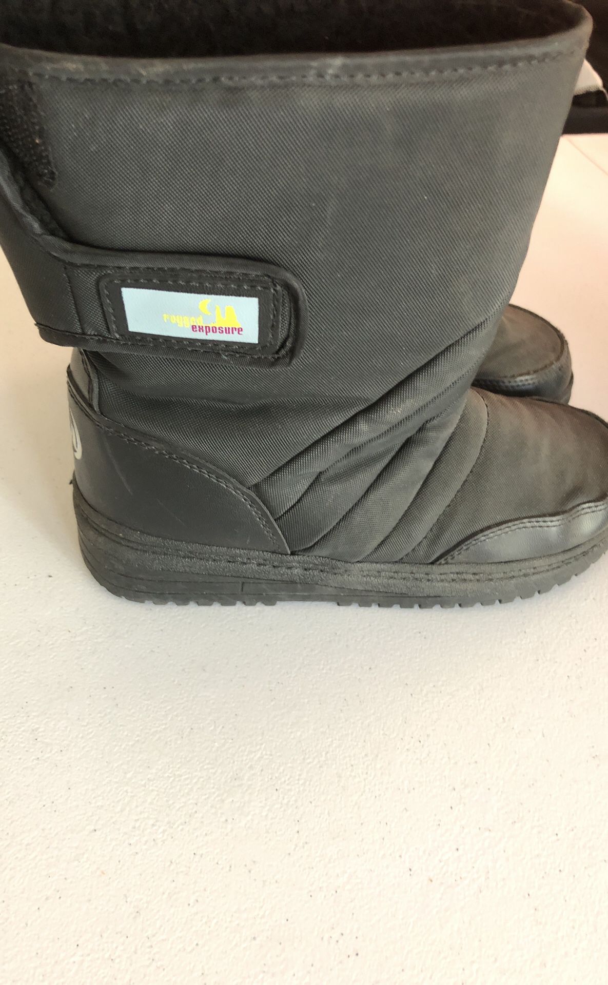 Snow boots size 4