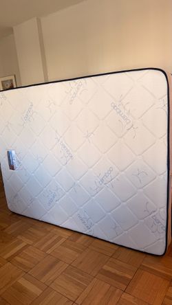LIKE NEW - queen mattress