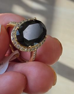 Bello anillo con piedra oscura para toda ocasión