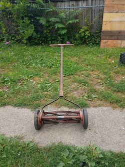 Vintage silent Craftsman hand manual grass cutter