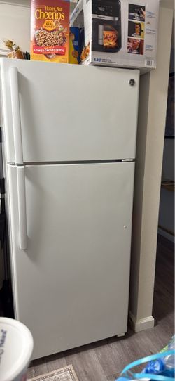GE Top-Freezer Refrigerator White