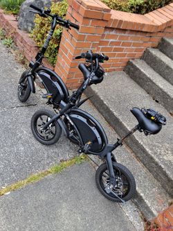 2 Jetson Bolt pros comes with 2 chargers!