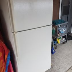 White Refrigerator In Good Condition For Sale 