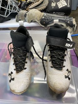 Boys under Armor 8 1/2 Baseball Cleats.