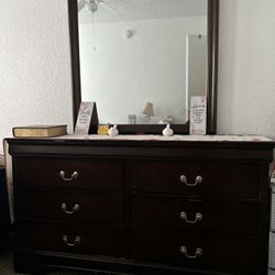 Dresser With Mirror