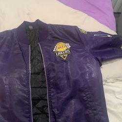 Lakers 2xl bomber jacket (has little rip under one side but not major at all )