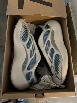 Adidas Yeezy 700 V3 size 10.5
