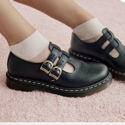 Women’s Dr.MARTENS casual shoe, black,durable leather, air cushion sole, size 8