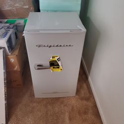 Frigidaire Mini Refrigerator 
