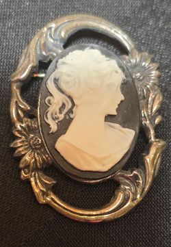 Vtg. Signed Jezlaine Sterling Silver 925 Floral Frame White and Black Cameo looking Brooch  1 1/2