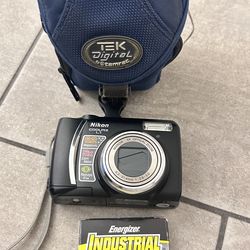 Nikon CoolPix L1 with very great case.Compact and light