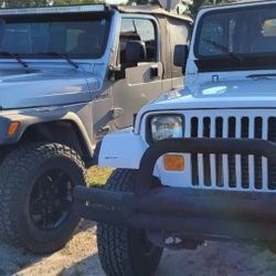 Jeep wrangler tj yj 5 wheels and 5 good tires 285 70 17 terrain $ 800 also have 1 extra tire new $ 900 package of 6 also speak español have full jeep 
