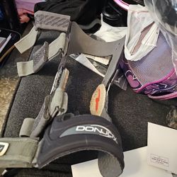 Don joy Knee Brace L ASKING $30.00