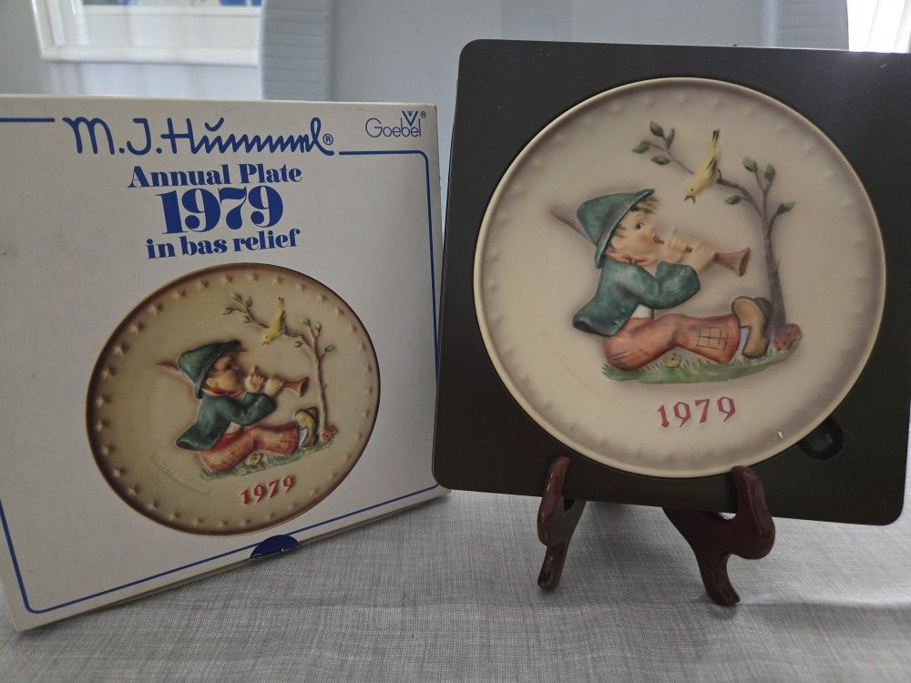 M.J Hummel Annual Plate