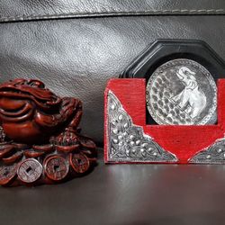 Chinese Red Resin Lucky Money Feng Shui Frog Figurine Statue & Coasters