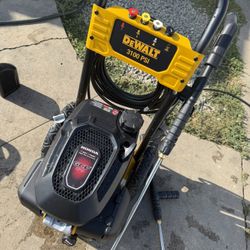 3100 PSI 2.3 GPM Cold Water Gas Pressure Washer with HONDA GCV170 Engine by DEWALT