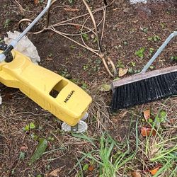 TRAVELING SPRINKLER VINTAGE COLLECTIBLE NELSON ICONIC YELLOW