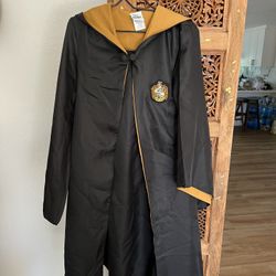 Wizarding World of Harry Potter Hufflepuff Robe Size M Universal Studios