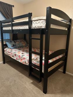 Twin bunk bed
