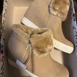 New Winter Shoes 7 & A Half 