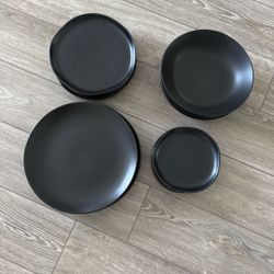 Black Dish Set