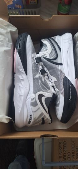 size 10 Nike Kyrie 8
White Black