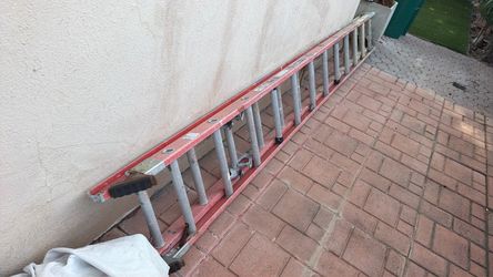 24 feet fiberglass ladder in perfect condition