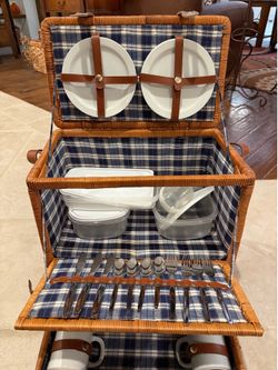 Picnic basket for 4 & cookbook