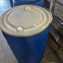 HEAVY DUTY BLUE PLASTIC 55 GALLON SHIPPING DRUMS WITH REMOVABLE LIDS AND CLAMPS $45 EACH DELIVERY AVAILABLE $$$