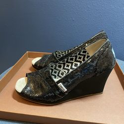TOMS wedges Size 6.5 (used like new)