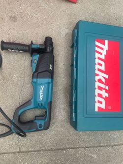 Makita 8 Amp 1 in. Corded SDS-Plus Concrete/Masonry AVT (Anti-Vibration Technology) Rotary Hammer Drill with Handle Hard Case