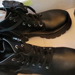 size 9 womans Torrid Boots with pouch