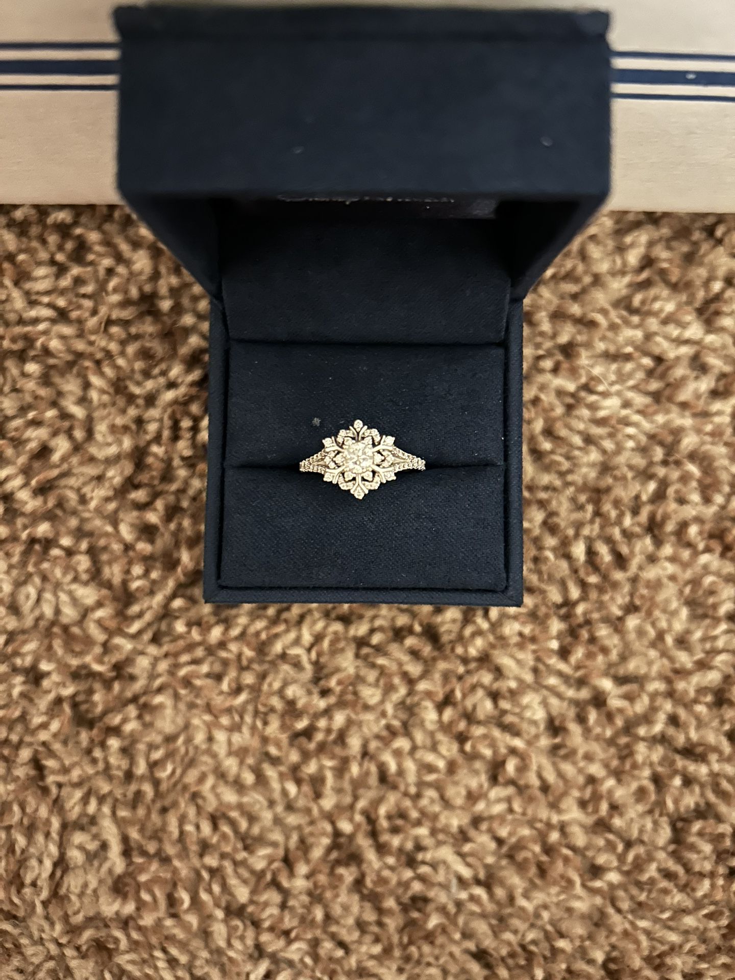 Disney Enchanted Elsa Snowflake White Gold Diamond Ring Size 5.25
