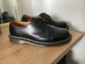 Dr martens shoes. Size 9