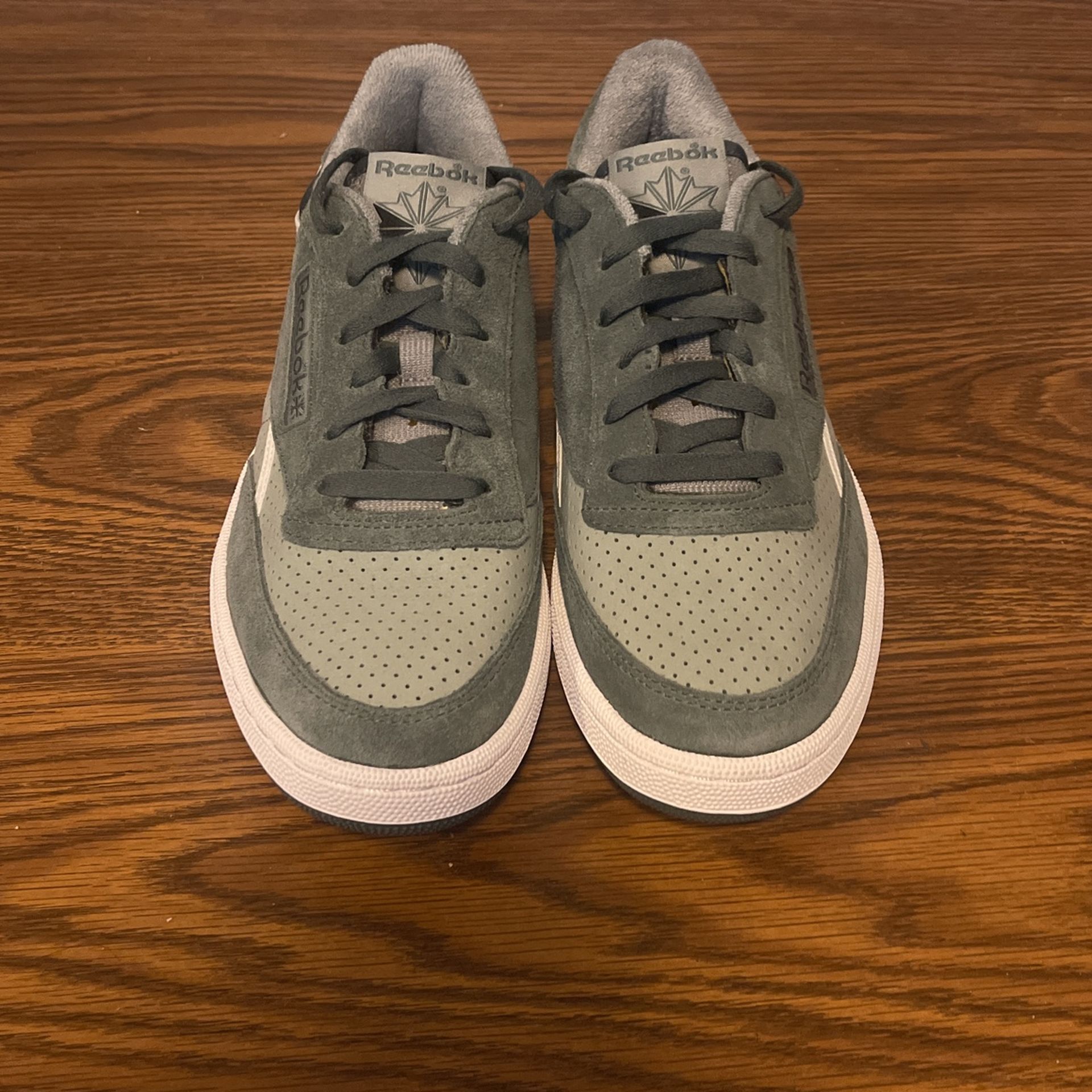 Mens Size 9 Reebok Gym Shoes