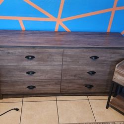 6 Drawer Dresser With Two Nightstands