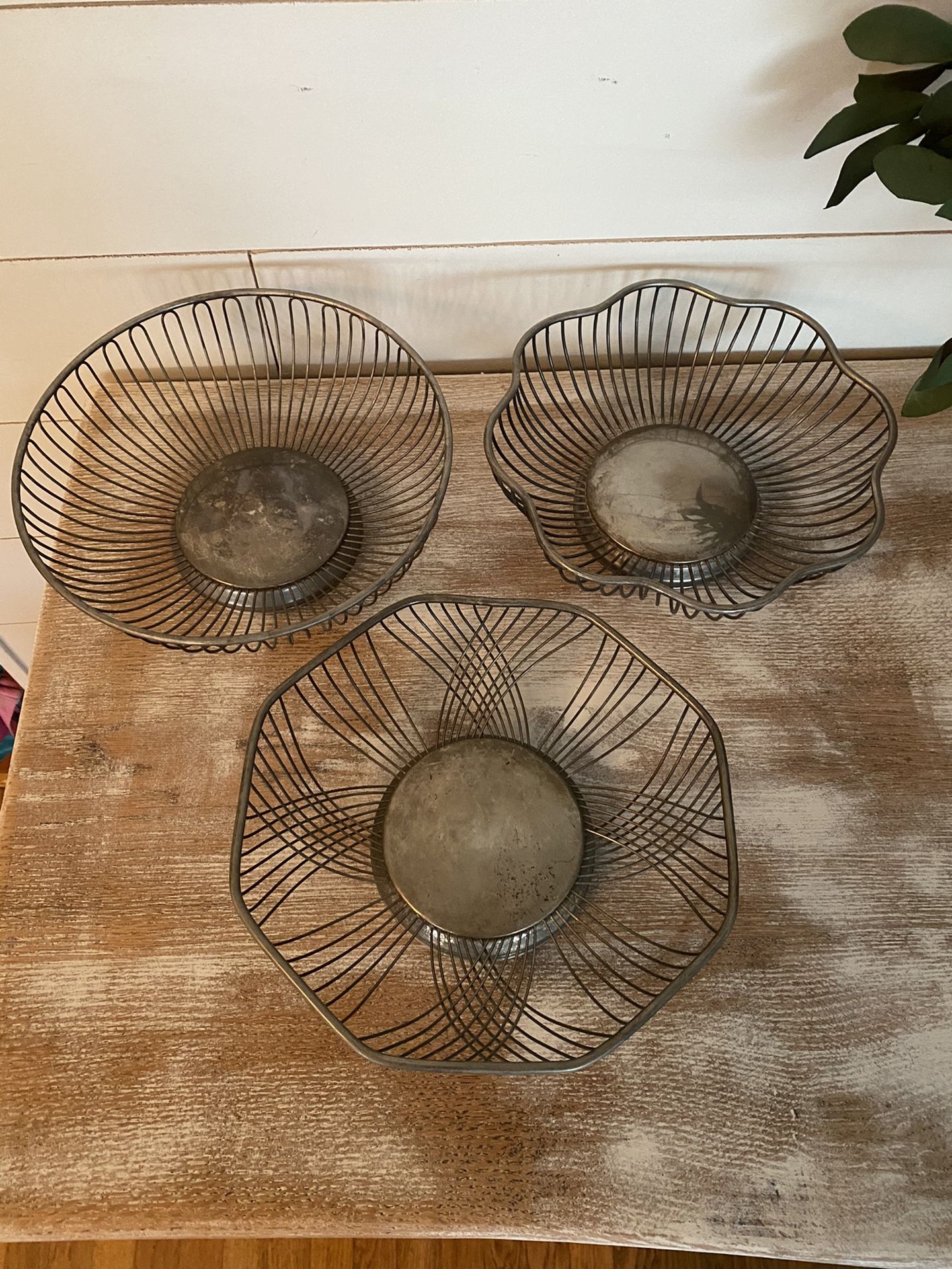 Wire metal bowl