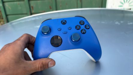 3 Xbox one controllers