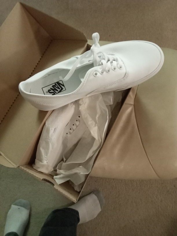 Vans True White Shoes NEW.  Size 11