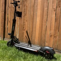 EMOVE Cruiser Electric Scooter – 62 Mile Range, Excellent Condition, Extras Included!